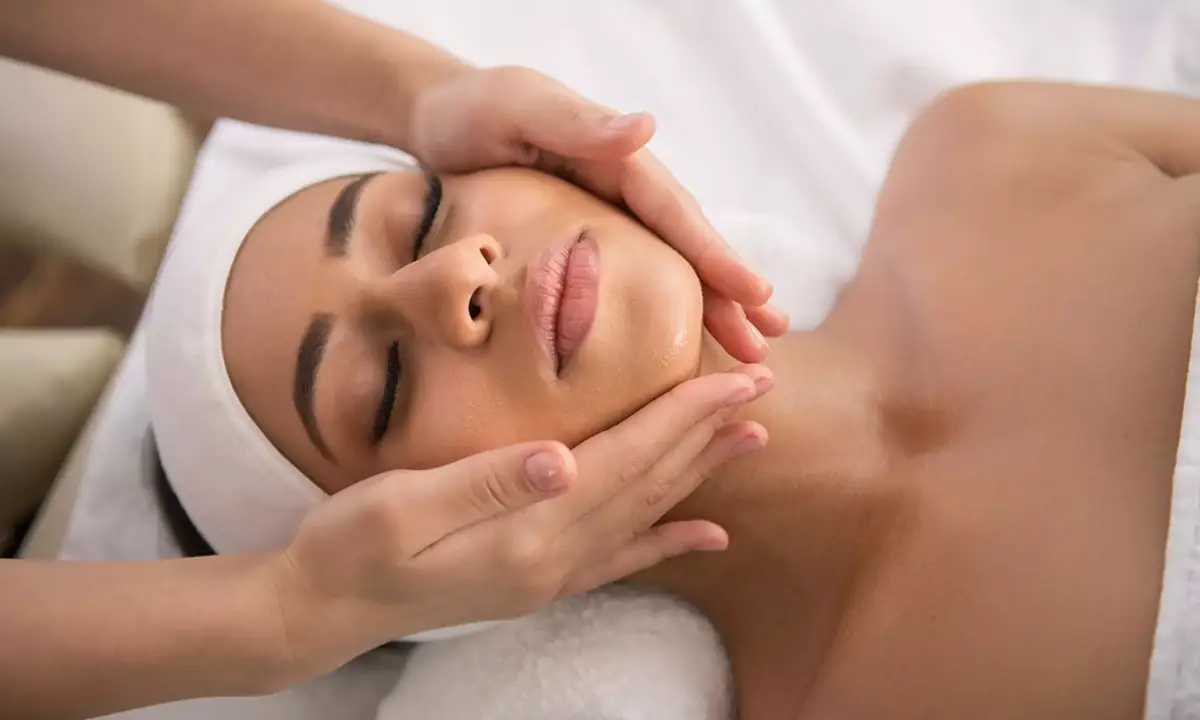 Zabiegi na twarz (oczyszczanie, pielęgnacja)